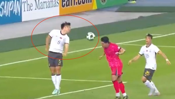 融证通 3年前噩梦重演 24岁国脚5分钟卧底表演：3秒2自杀传球 冒顶致丢球
