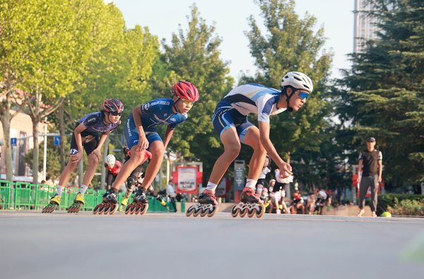 股门在线 临沂：孩子们学习轮滑 丰富假期生活